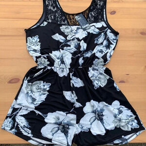 **NEW Floral Lace Romper Size M